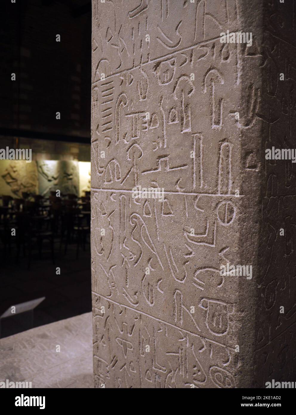Sultanhanı Denkmal, das auf allen Seiten in Hieroglyphen Luwian eingeschrieben ist. Anatolisches Zivilisationsmuseum, Ankara, Türkiye - November 2022 Stockfoto Sultanhanı Denkmal, das auf allen Seiten in Hieroglyphen Luwian eingeschrieben ist. Anatolisches Zivilisationsmuseum, Ankara, Türkiye - November 2022 Stockfoto