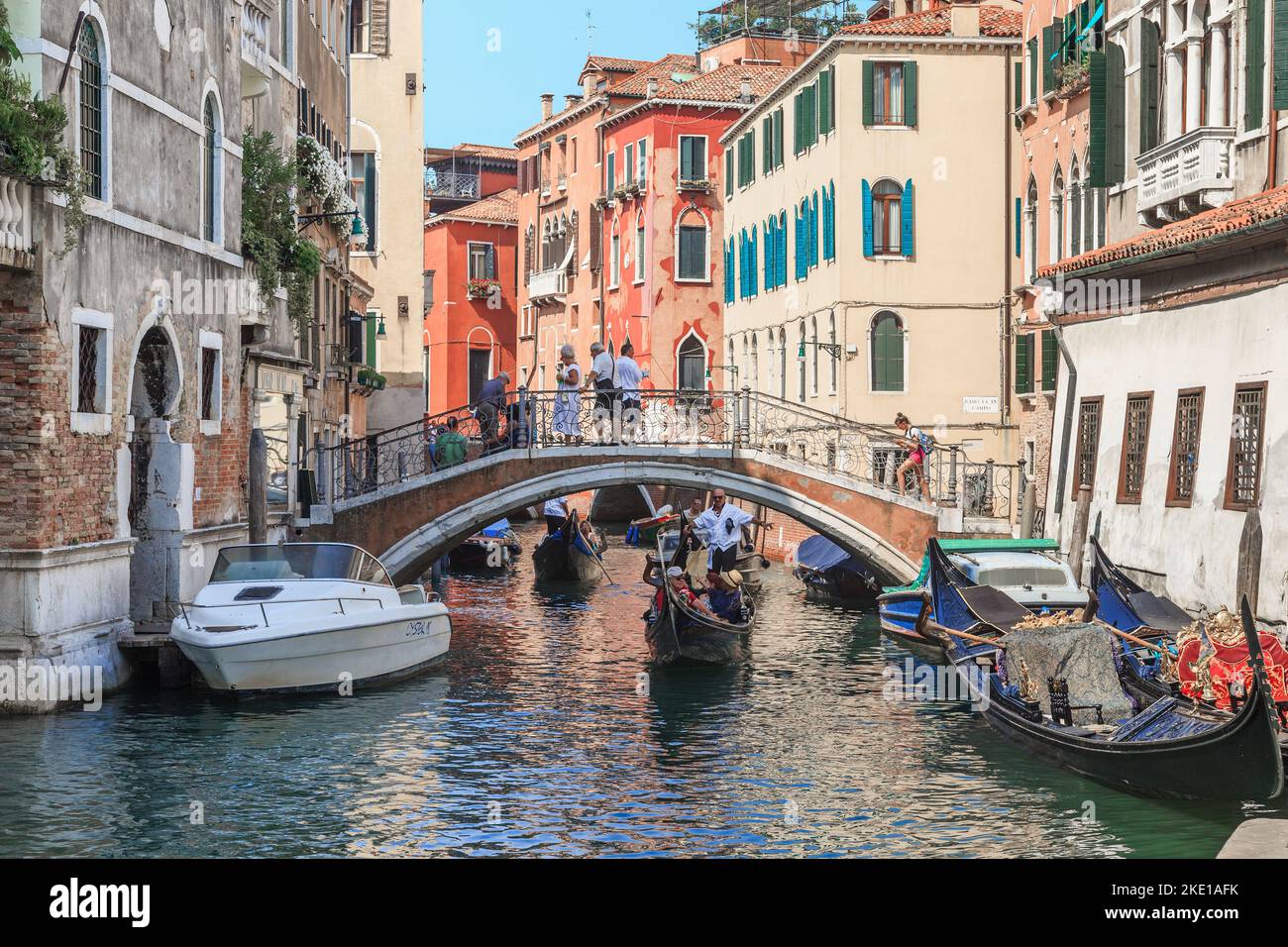 VENEDIG, ITALIEN - 10. SEPTEMBER 2018: Dies ist einer der Kanäle der Stadt, durch die nicht identifizierte Touristen für eine Vergnügungsfahrt in Gondol genommen werden Stockfoto