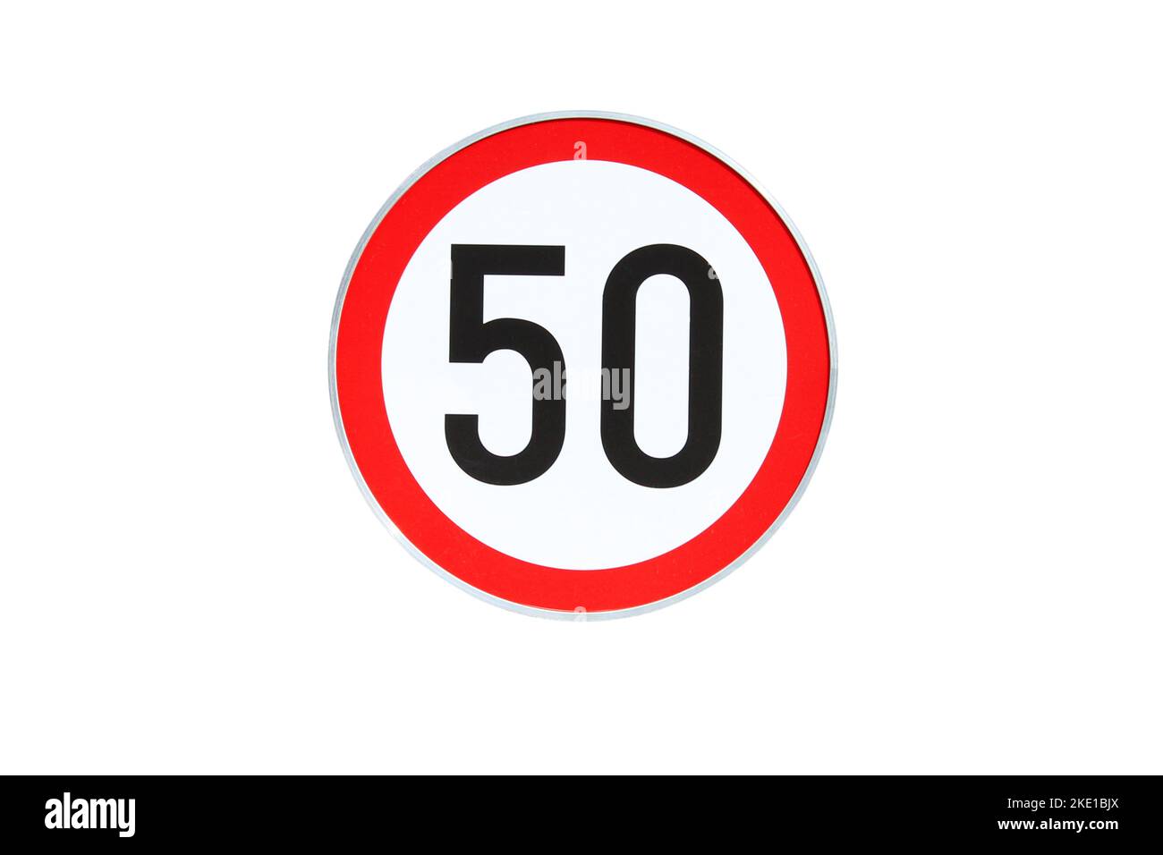 Rotes rundes Straßenschild mit der Nummer 50. Maximal zulässige Geschwindigkeit Stockfoto