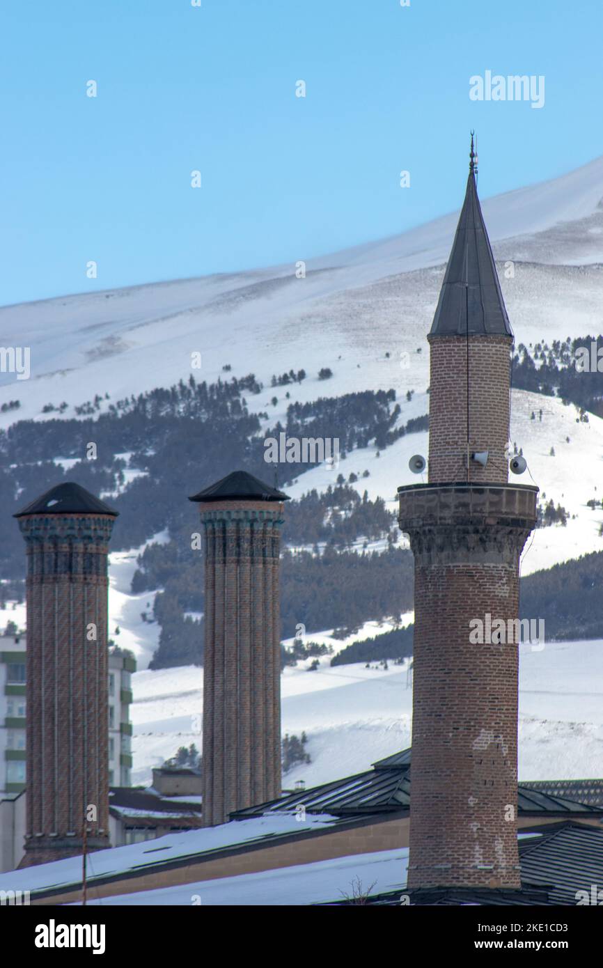 Erzurum Ulu Moschee und Madrasah Minarette mit Doppel-Minaretten. Minarett-Kunst. Selceulu und Ottoman architecture.selective Fokus. Stockfoto