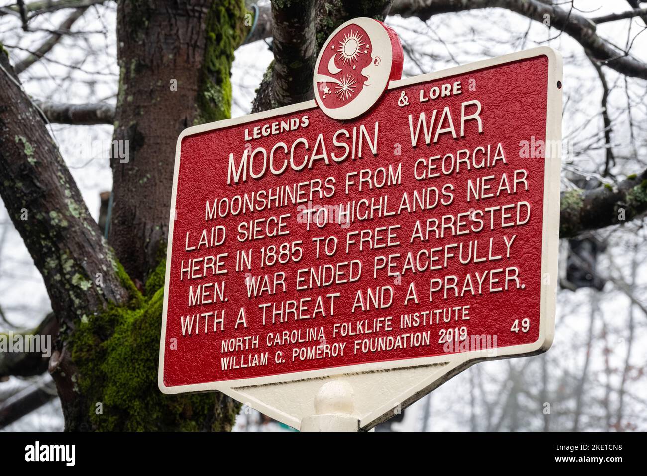 Mokassin war Marker auf der Main Street in Highlands, NC, wo Mokassin, Georgia, Freiwillige Krieg geführt im Jahr 1885 für die Freilassung von Georgia Bootleggers. Stockfoto