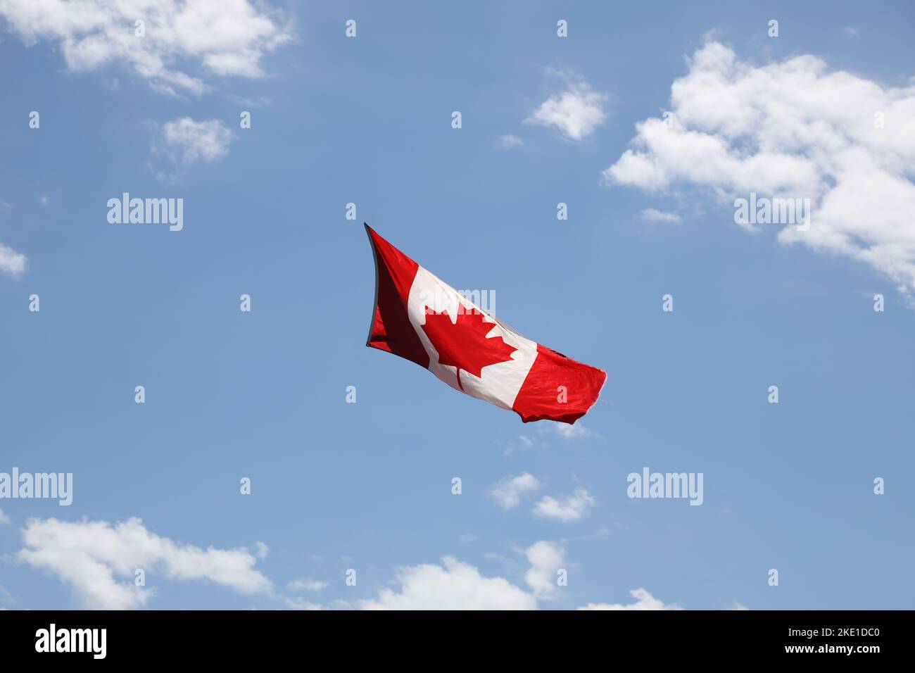 Kanadische Flagge fliegt am blauen Himmel, Kanada Stockfoto
