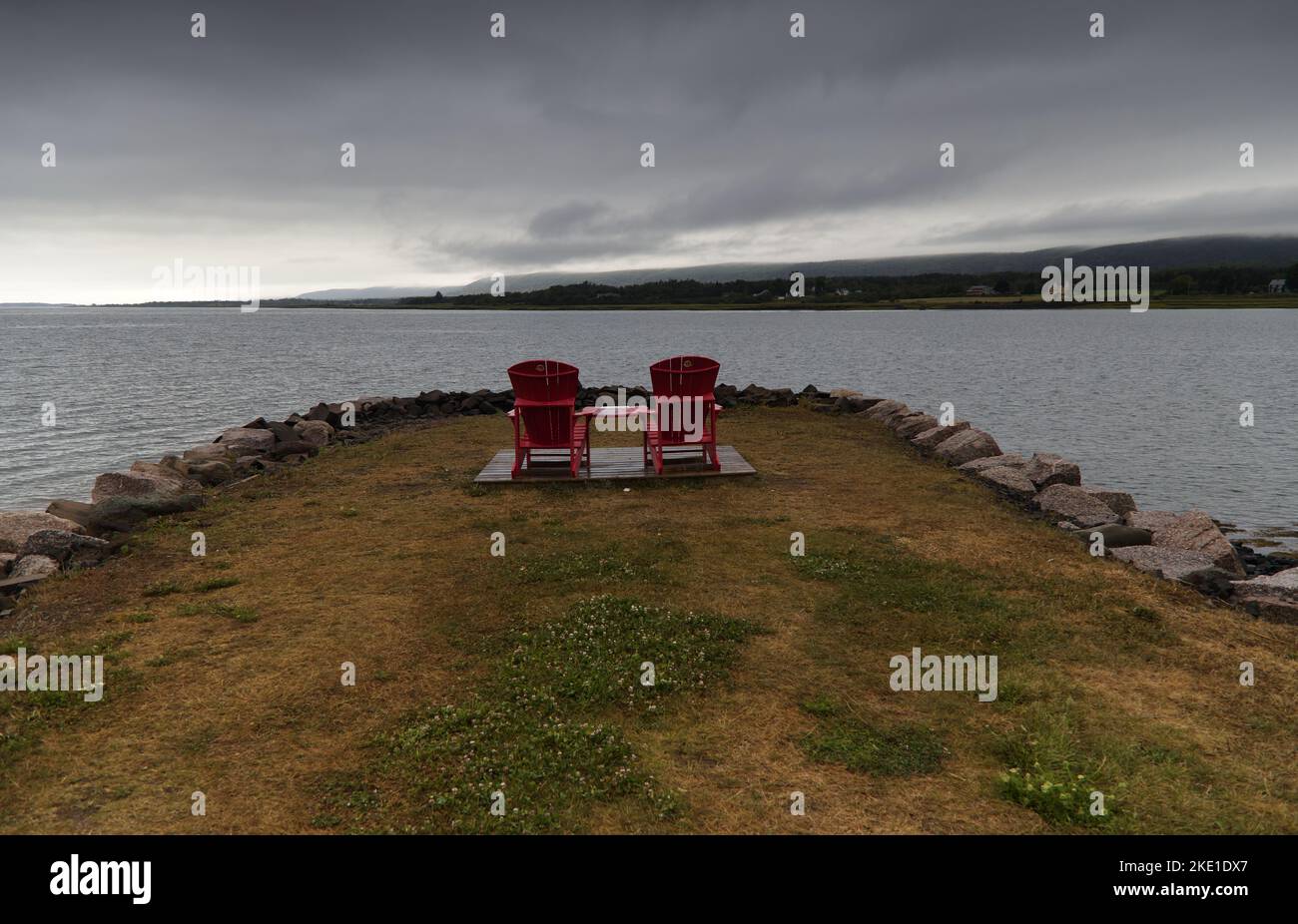 Zwei Stühle warten auf die Gäste, um die Landschaft, Kanada, zu bewundern Stockfoto