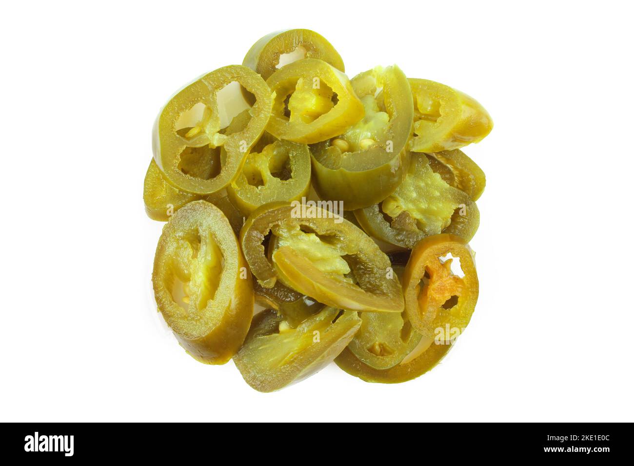 Haufen eingelegter und in Scheiben geschnittener Jalapeno-Paprika auf weißem Hintergrund isoliert Stockfoto