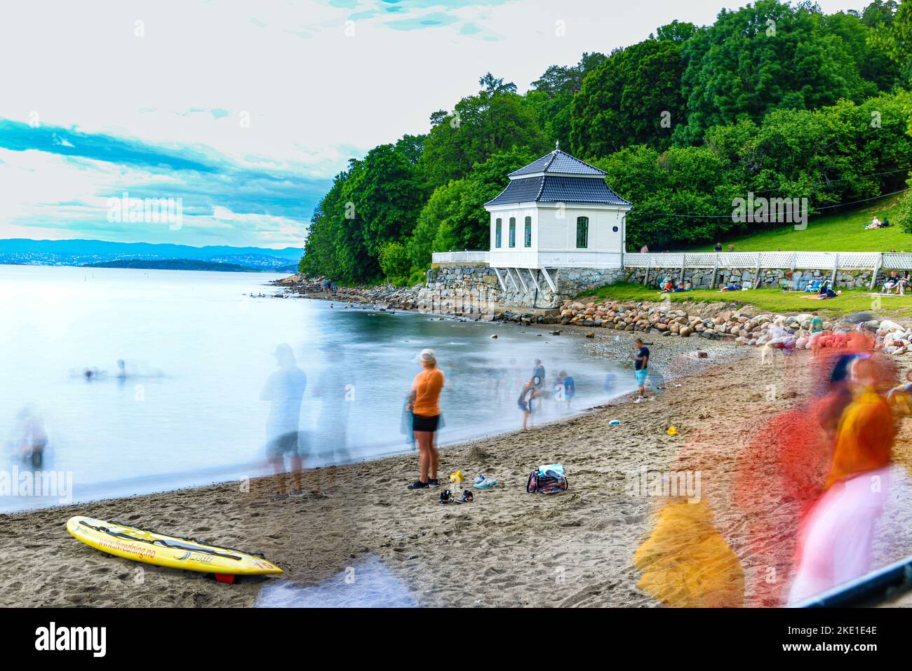 Hvervenbukta ist ein beliebter und viel besuchter Badeort in Oslo Norwegen Stockfoto