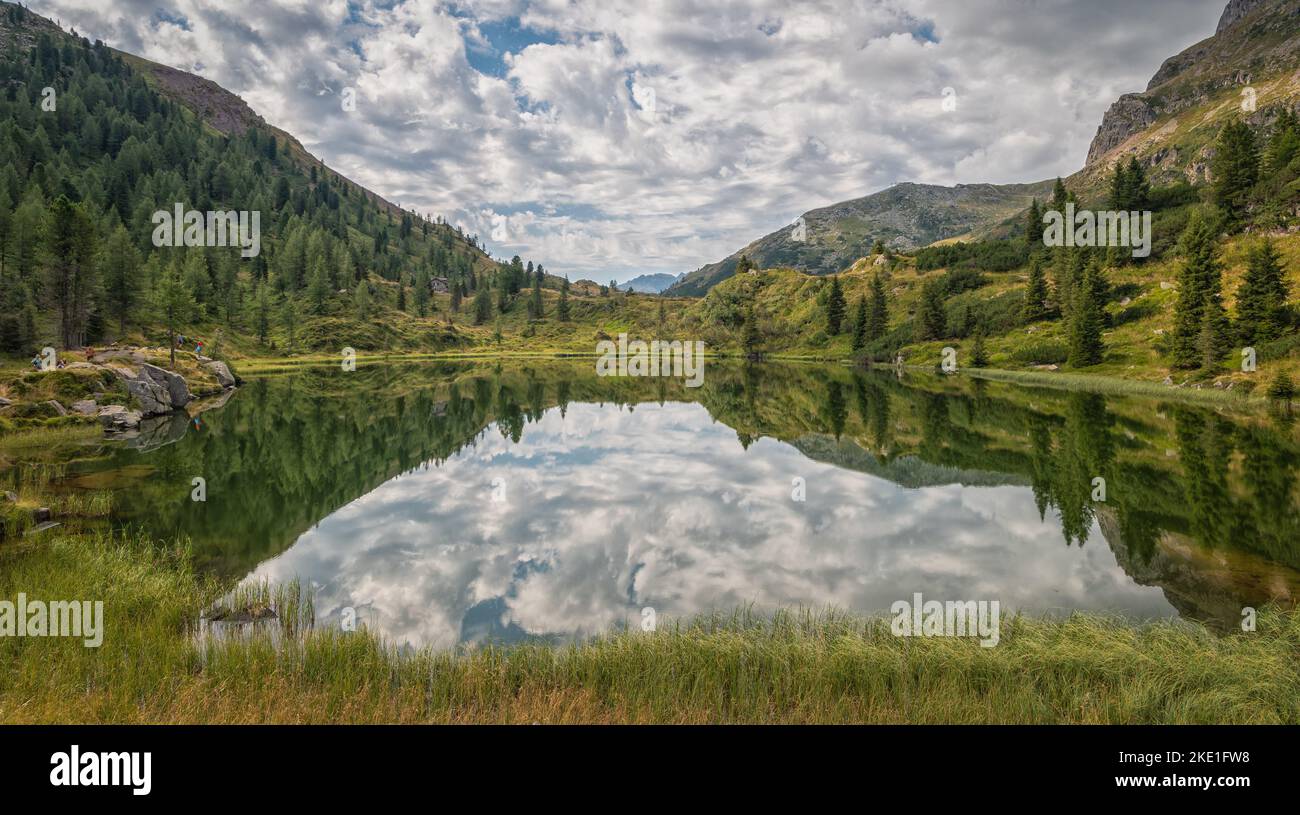 Die Colbricon-Seen im Sommer mit dem Berg, der sich auf dem Wasser spiegelt - Lagorai-Kette, Provinz Trient,Trentino-Südtirol, Norditalien - Europa - Stockfoto