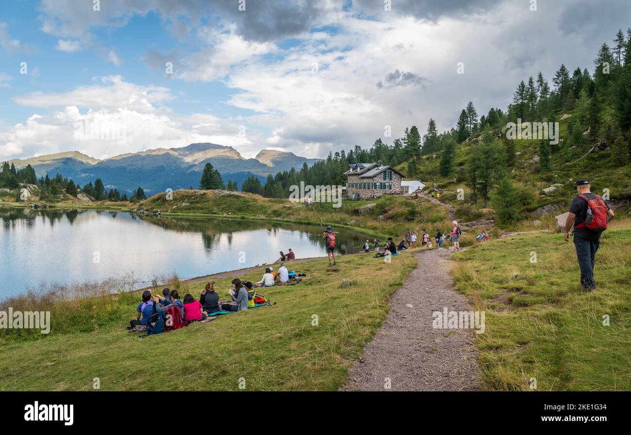 Die Colbricon-Seen im Sommer mit der kleinen Almhütte in der Nähe der Seen - Lagorai-Kette, Provinz Trient, Trentino-Südtirol, Norditalien - Europa - Stockfoto