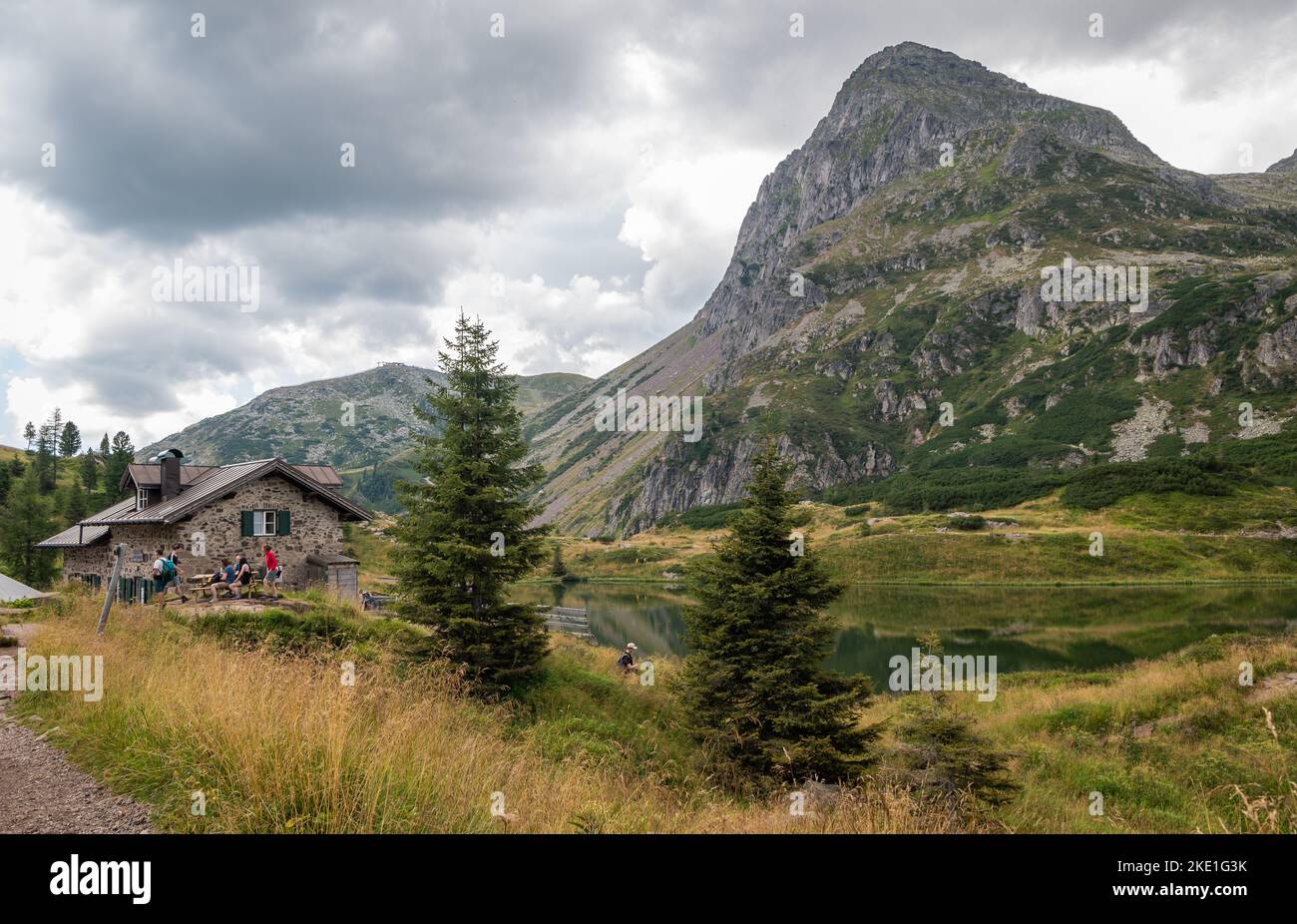 Die Colbricon-Seen im Sommer mit der kleinen Almhütte in der Nähe der Seen - Lagorai-Kette, Provinz Trient, Trentino-Südtirol, Norditalien - Europa - Stockfoto