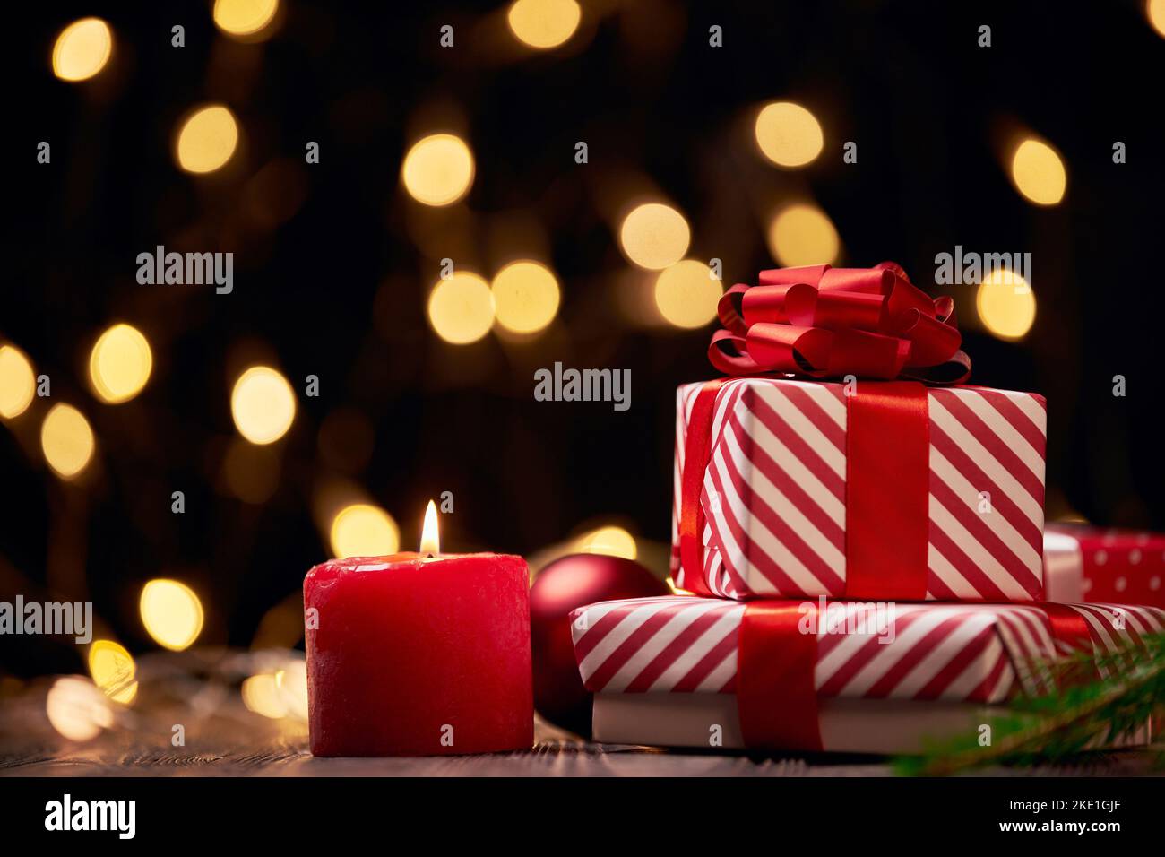 Geschenkboxen und Weihnachtskugeln auf weihnachtlichem Hintergrund. Stockfoto