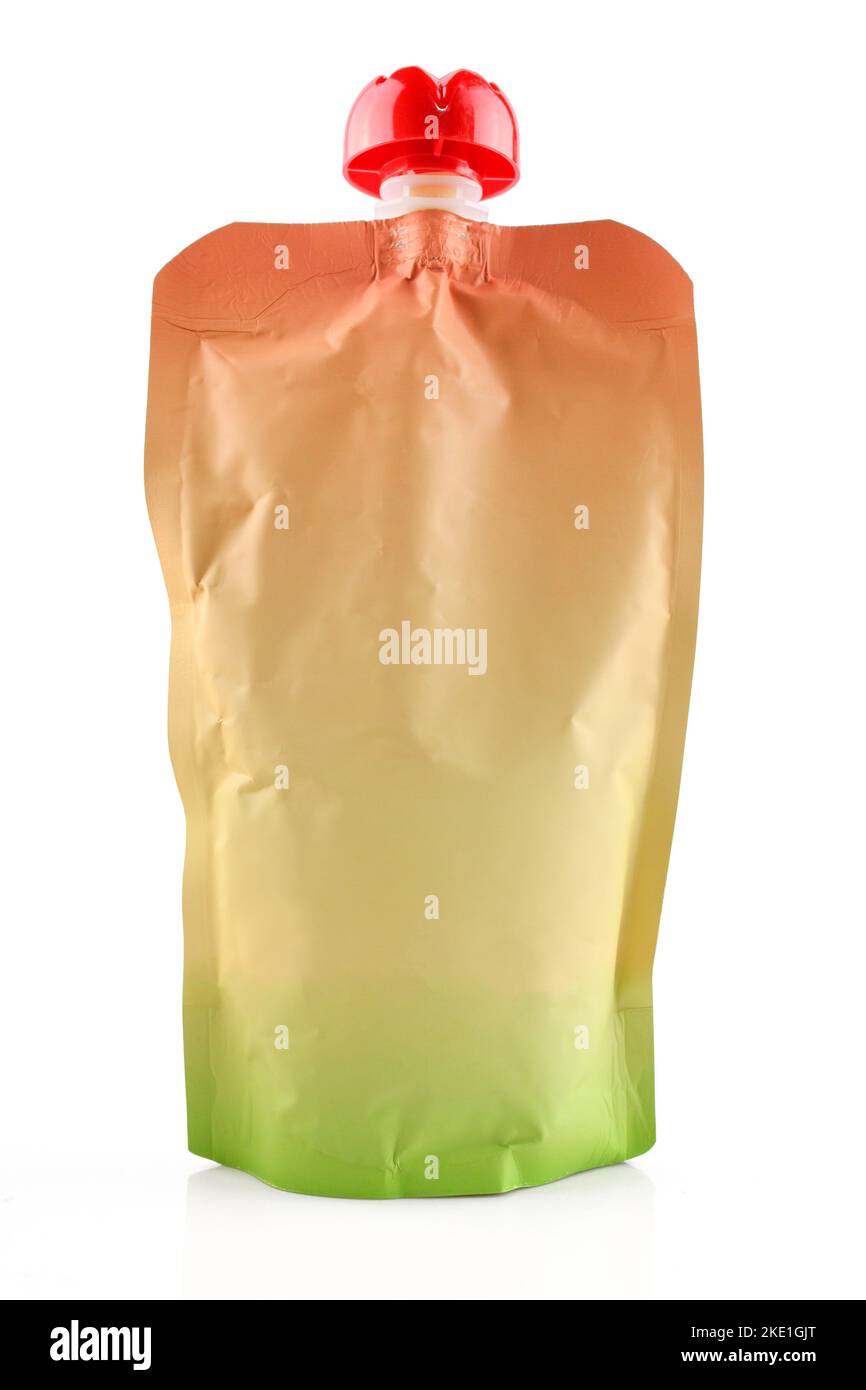 Eine leere, regenbogenfarbene Püree-Tasche. Verpackung von Flüssigbehältern isoliert auf weißem Hintergrund Stockfoto