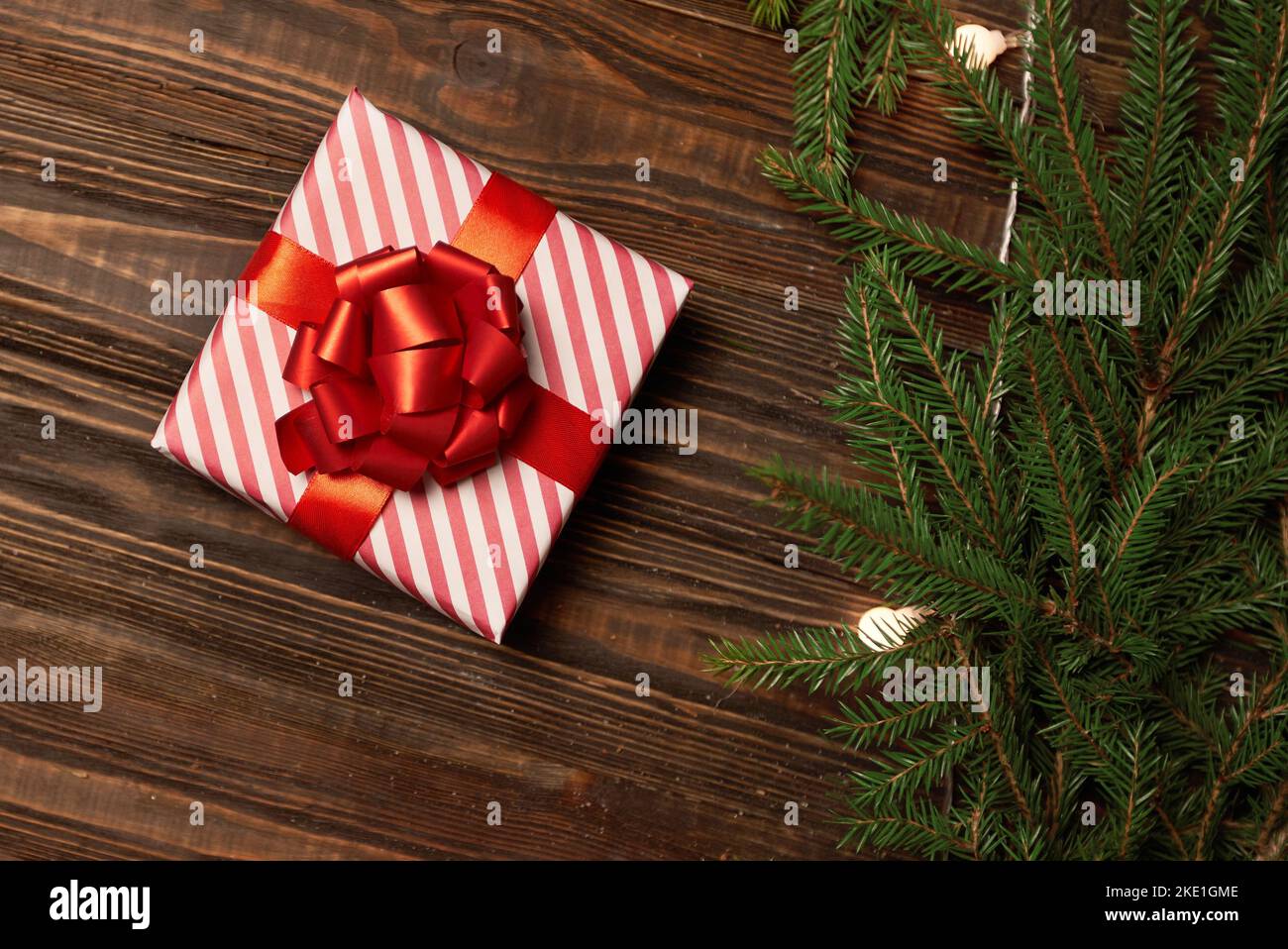 weihnachtsgeschenke auf einem hölzernen Hintergrund. Foto mit einem Kopierraum Stockfoto