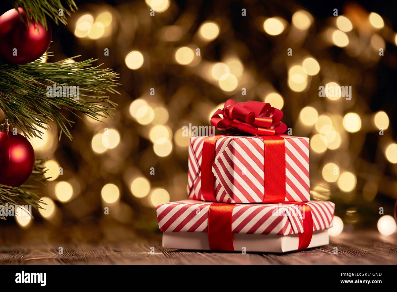 Wunderschöne Weihnachtskisten auf festlichem Hintergrund. Stockfoto