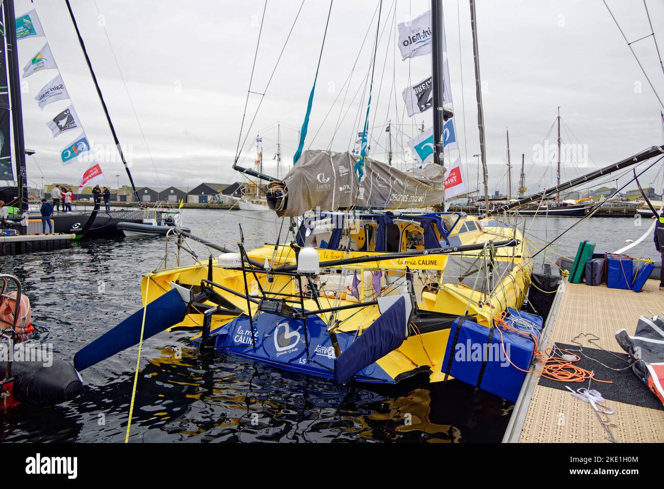 Saint-Malo, Frankreich. 5.. November 2022. Die Imoca La Mie Câline Skippern von Arnaud Boissières wartet auf den Start der Route du Rhum am 5. November 2022. Stockfoto