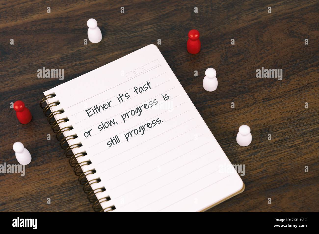 Notizblock mit inspirierendem Text – entweder schnell oder langsam, Fortschritt ist immer noch Fortschritt Stockfoto