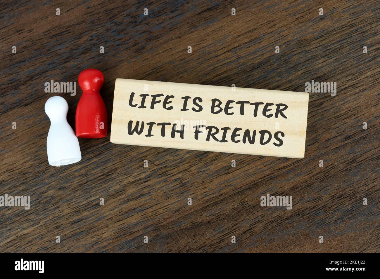 Zwei Holzfiguren und Holzklotz mit Text - das Leben ist besser mit Freunden Stockfoto