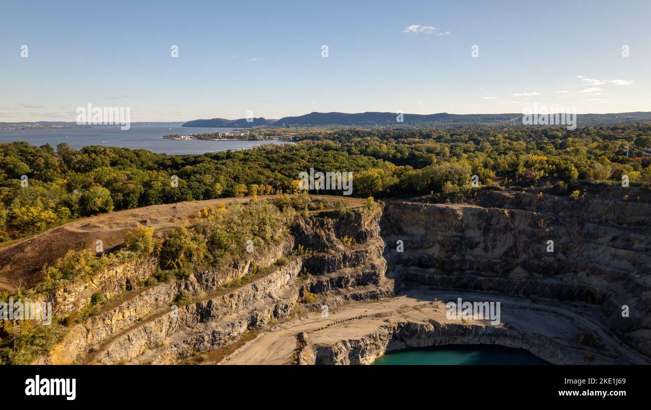 Ein Luftbild über einen Steinbruch mit türkisfarbenem Wasser in Upstate, NY an einem sonnigen Tag Stockfoto