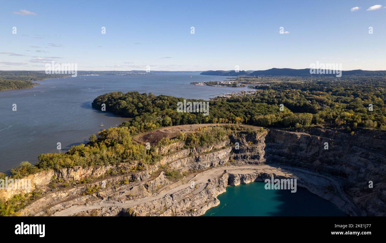 Ein Luftbild über einen Steinbruch mit türkisfarbenem Wasser in Upstate, NY an einem sonnigen Tag Stockfoto