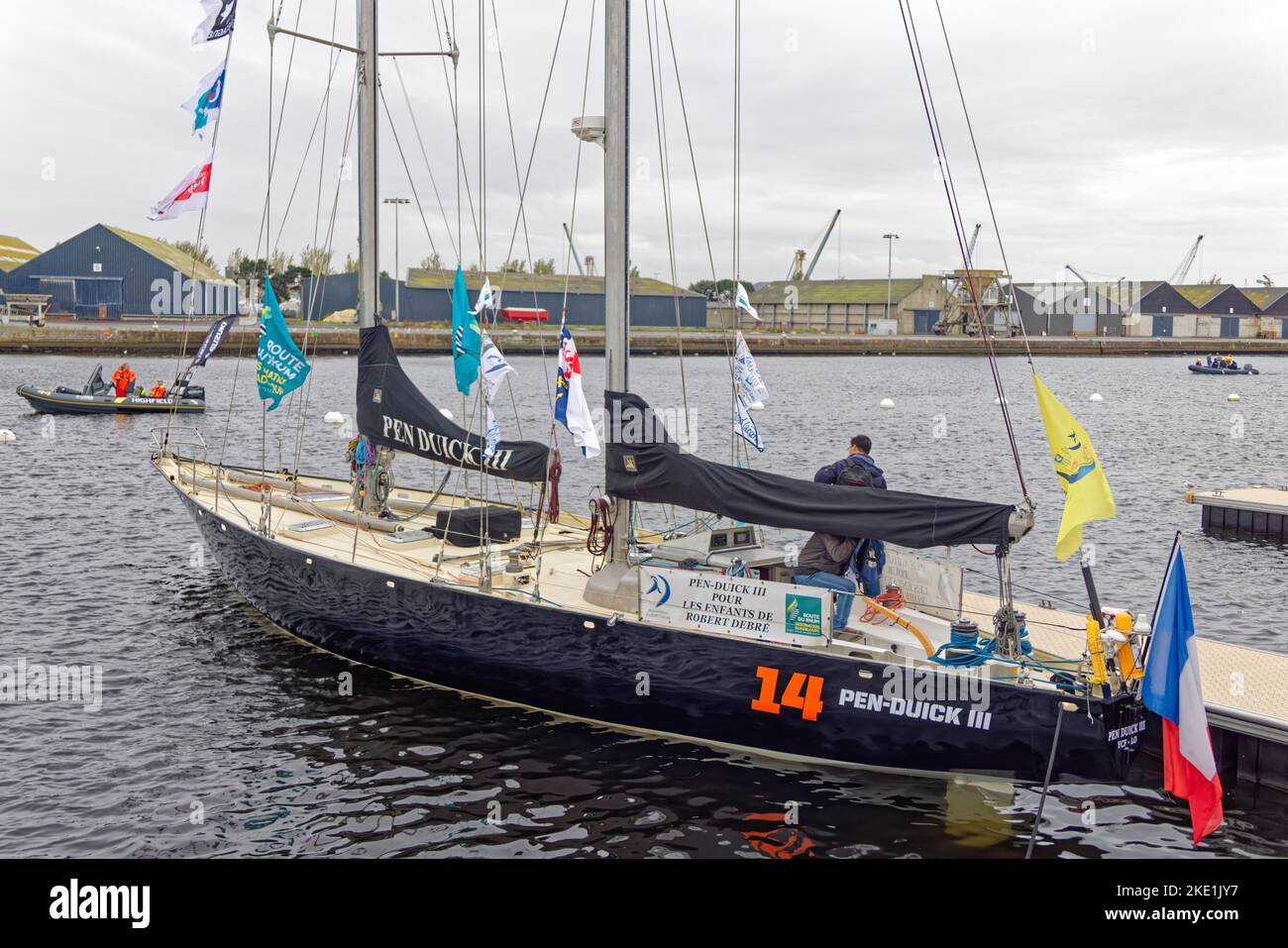 Die Rhum Mono Pen Duick III Skippers von Arnaud Pennarun warten auf den Start der Route du Rhum am 5. November 2022 im Hafen von Saint-Malo. Stockfoto