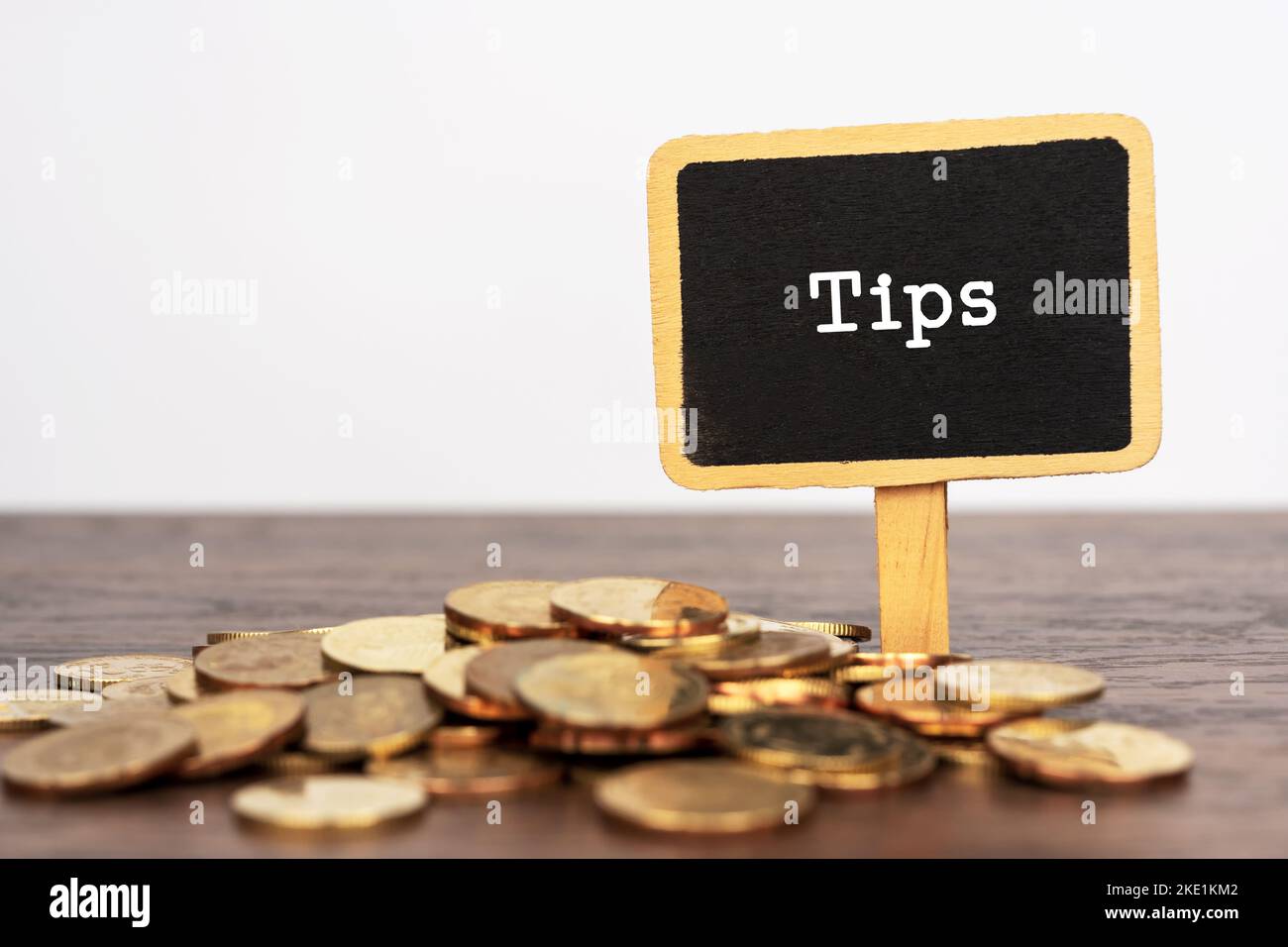 Kleine Tafel mit Text Tipps und Münzen Stockfoto