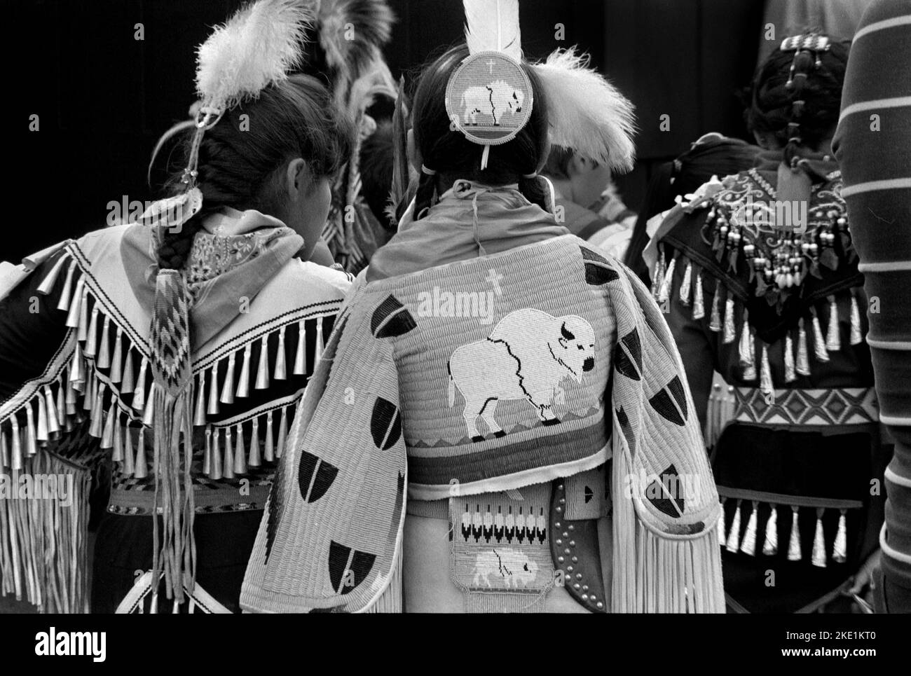Indigene indianische Tänzerinnen in traditionellen Regalien am United Tribes Technical College International Powwow in Bismarck, North Dakota. Stockfoto