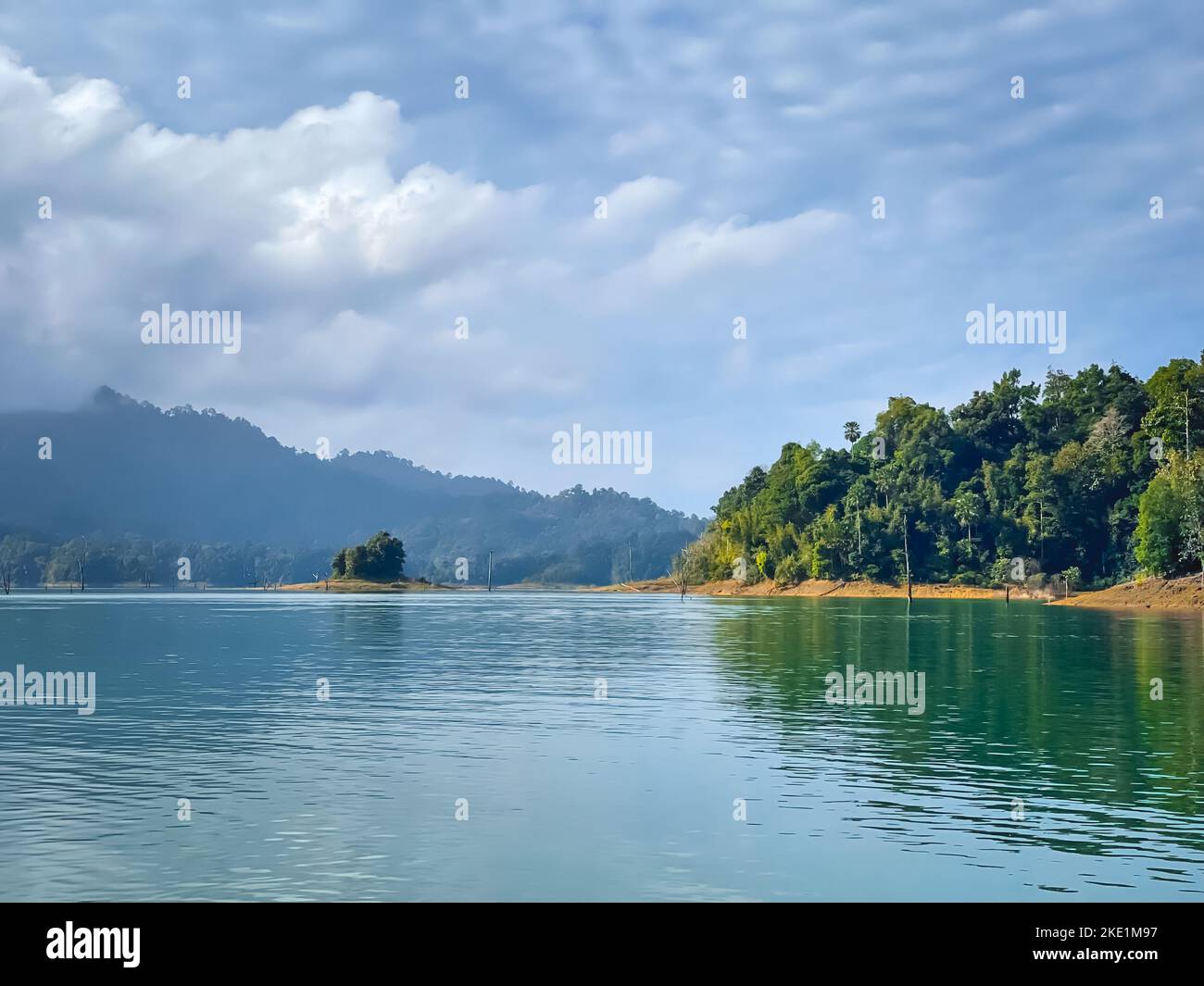 Emerland Wasser tropischen See in den Bergen und Dschungel Wald. Erstaunliche natürliche Sommerlandschaft. Beliebtes Touristenziel. Reisen, Tourismus in Cheow Larn Lake - KHAO SOK Nationalpark, Thailand Stockfoto