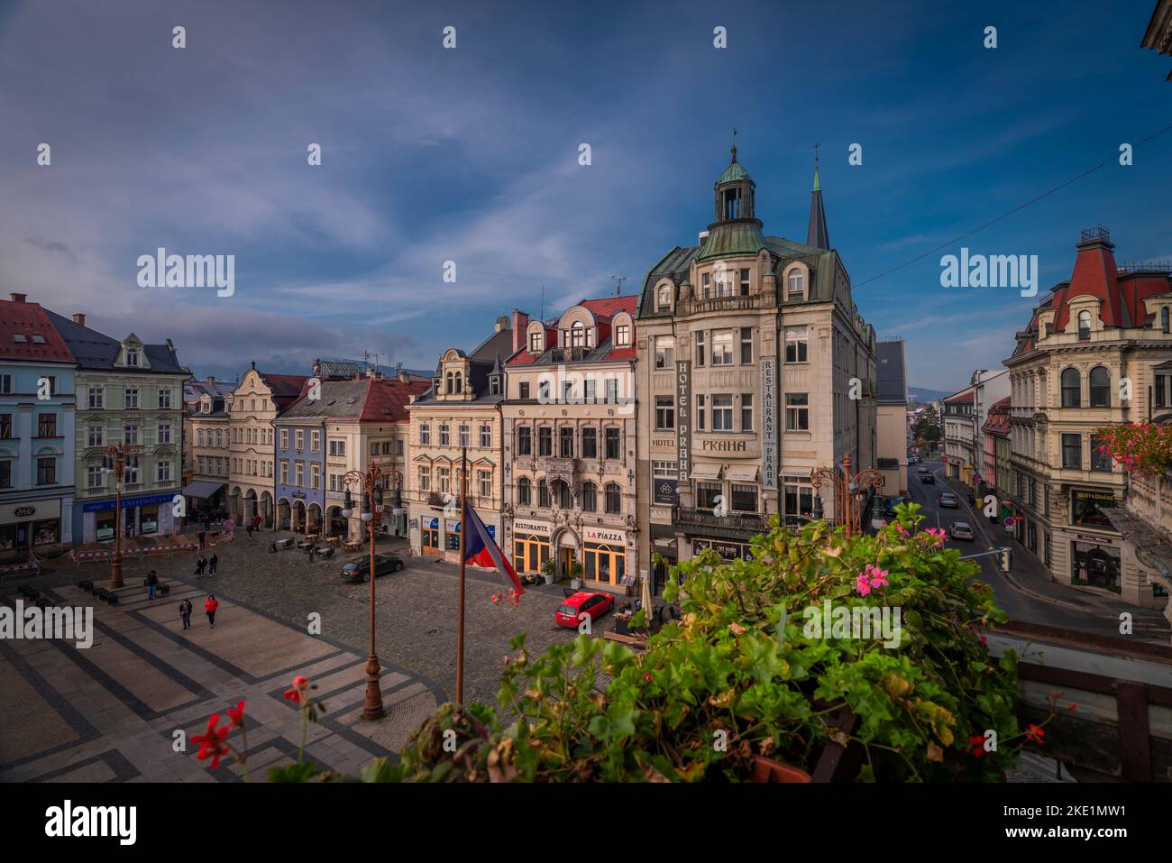 Der Hauptplatz der Stadt Liberec in der Herbstfarbe frischer Morgen Stockfoto