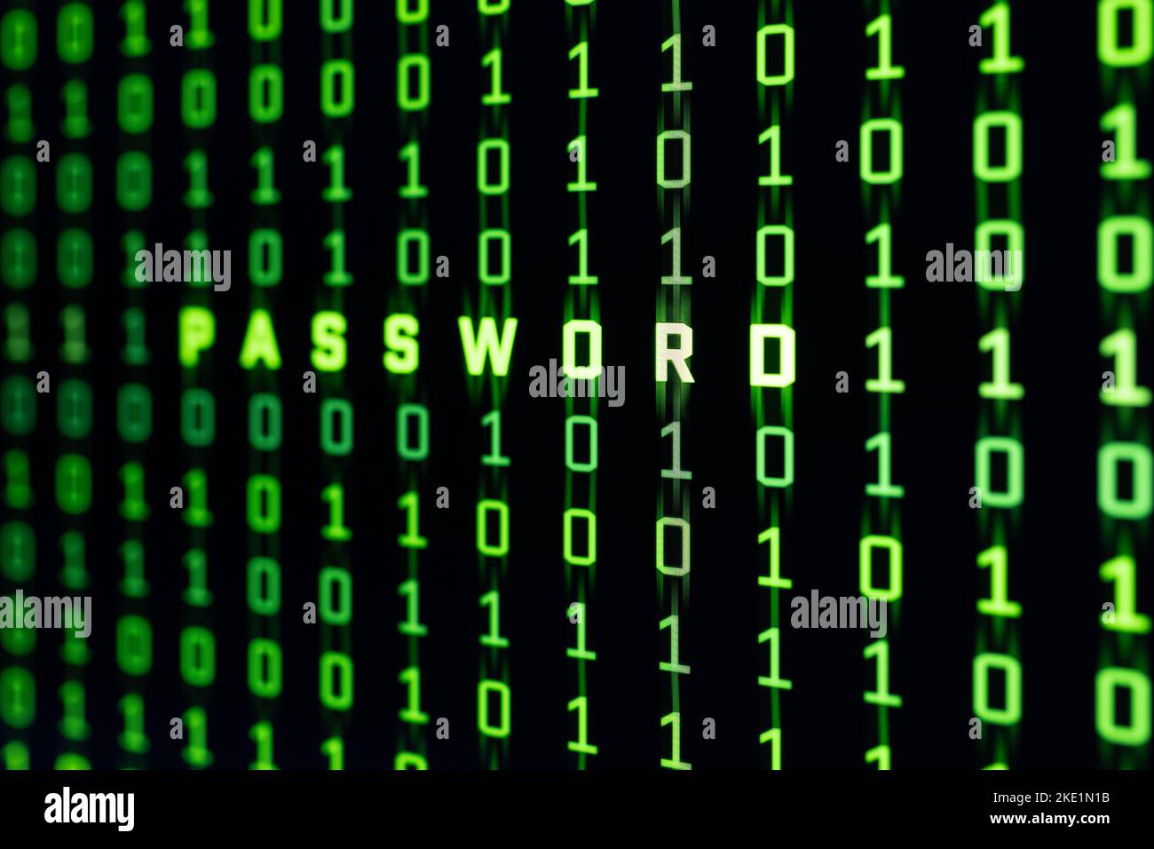Passwortwort im Hintergrund des Binärcodes eines Computerbildschirms Stockfoto