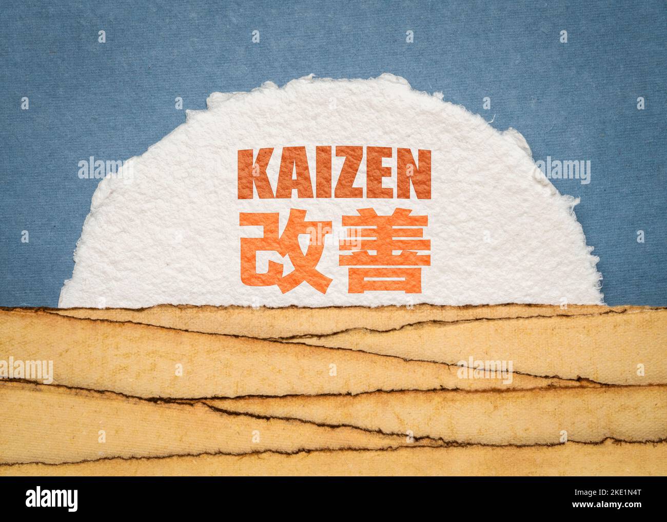 Kaizen - Japanische Geschäftsphilosophie, Konzept der kontinuierlichen Verbesserung - Englische und japanische Wörter gegen abstrakte Papierlandschaft Stockfoto