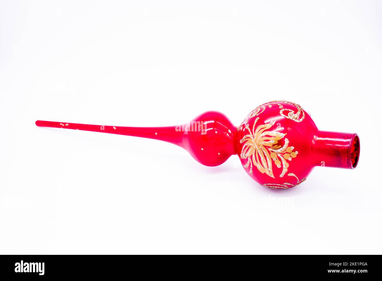 Weihnachtsbaum rote Glasplatte Dekoration mit einem goldenen Blumenmuster. Isolierter, weißer Hintergrund. Stockfoto