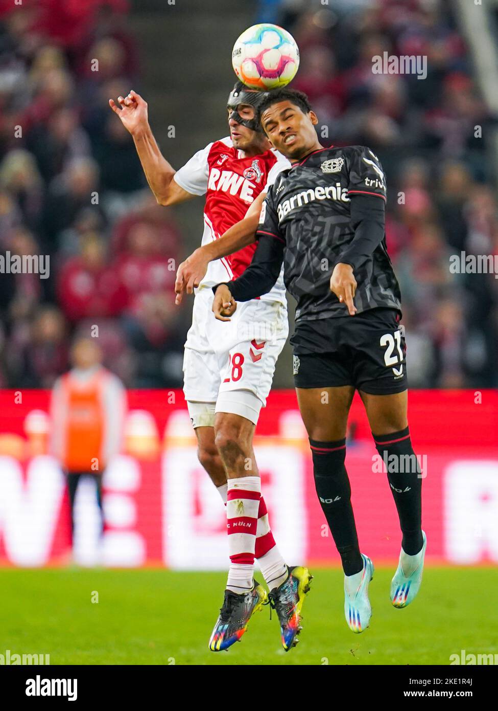 KÖLN, DEUTSCHLAND - NOVEMBER 9: Ellyes Skhiri von 1. FC Köln, Amine Adli von Bayer 04 Leverkusen beim Bundesliga-Spiel zwischen 1. FC Köln und Bayer 04 Leverkusen am 9. November 2022 im RheinEnergieStadion in Köln (Foto: Rene Nijhuis/Orange Picturs) Stockfoto