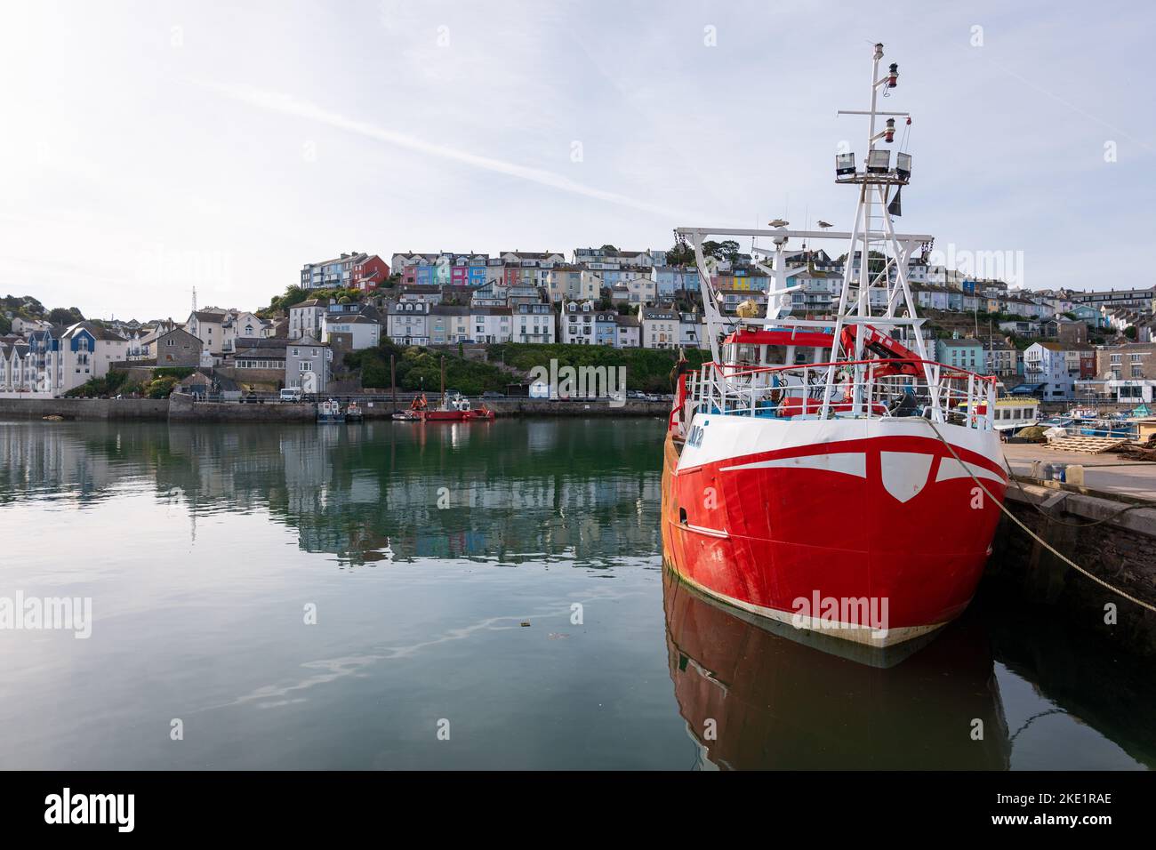 Fischerboote im Hafen von Brixham Fish Market, Brixham, South Devon. Stockfoto