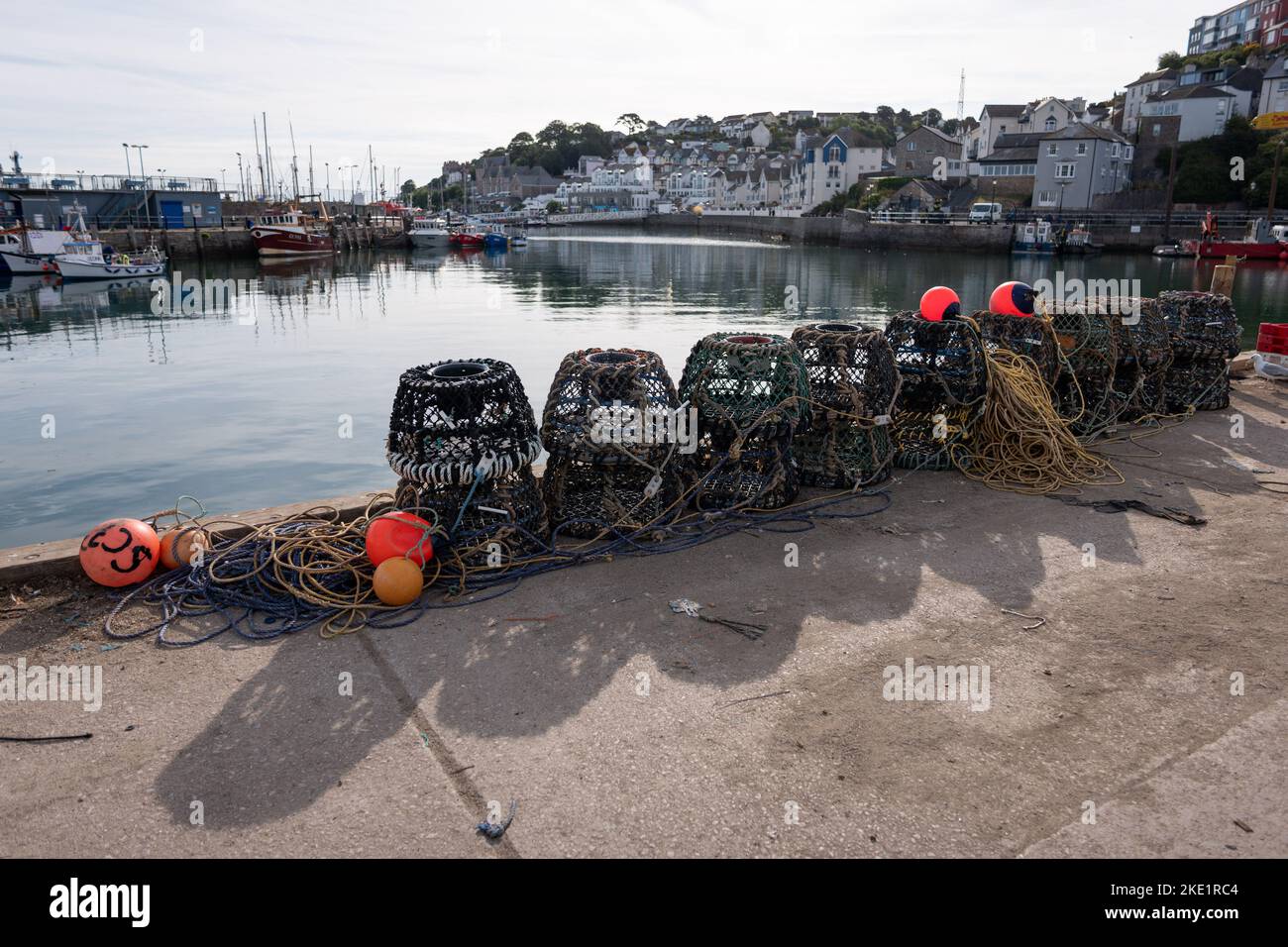 Fischerboote im Hafen von Brixham Fish Market, Brixham, South Devon. Stockfoto