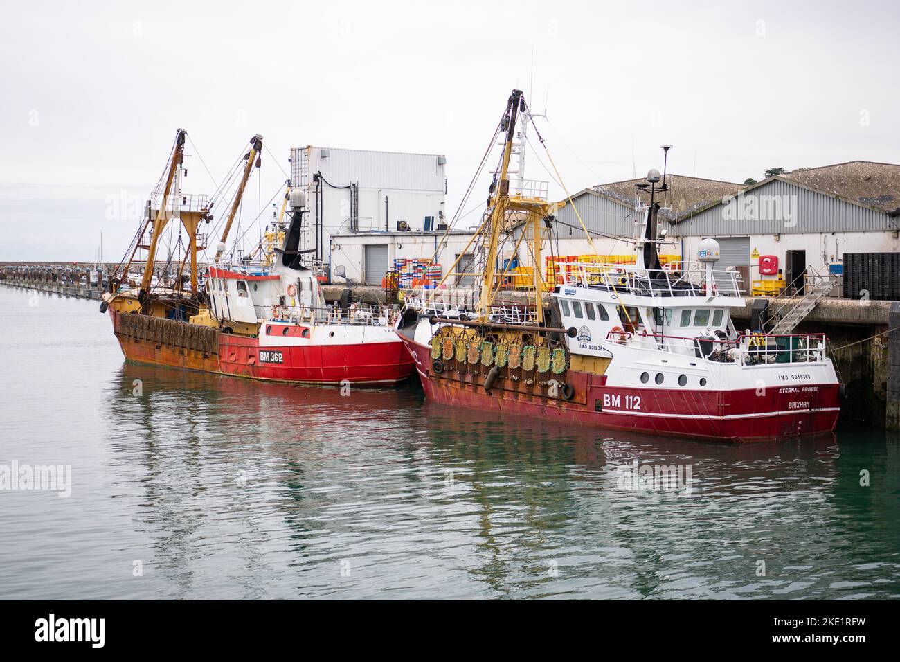 Fischerboote im Hafen von Brixham Fish Market, Brixham, South Devon. Stockfoto