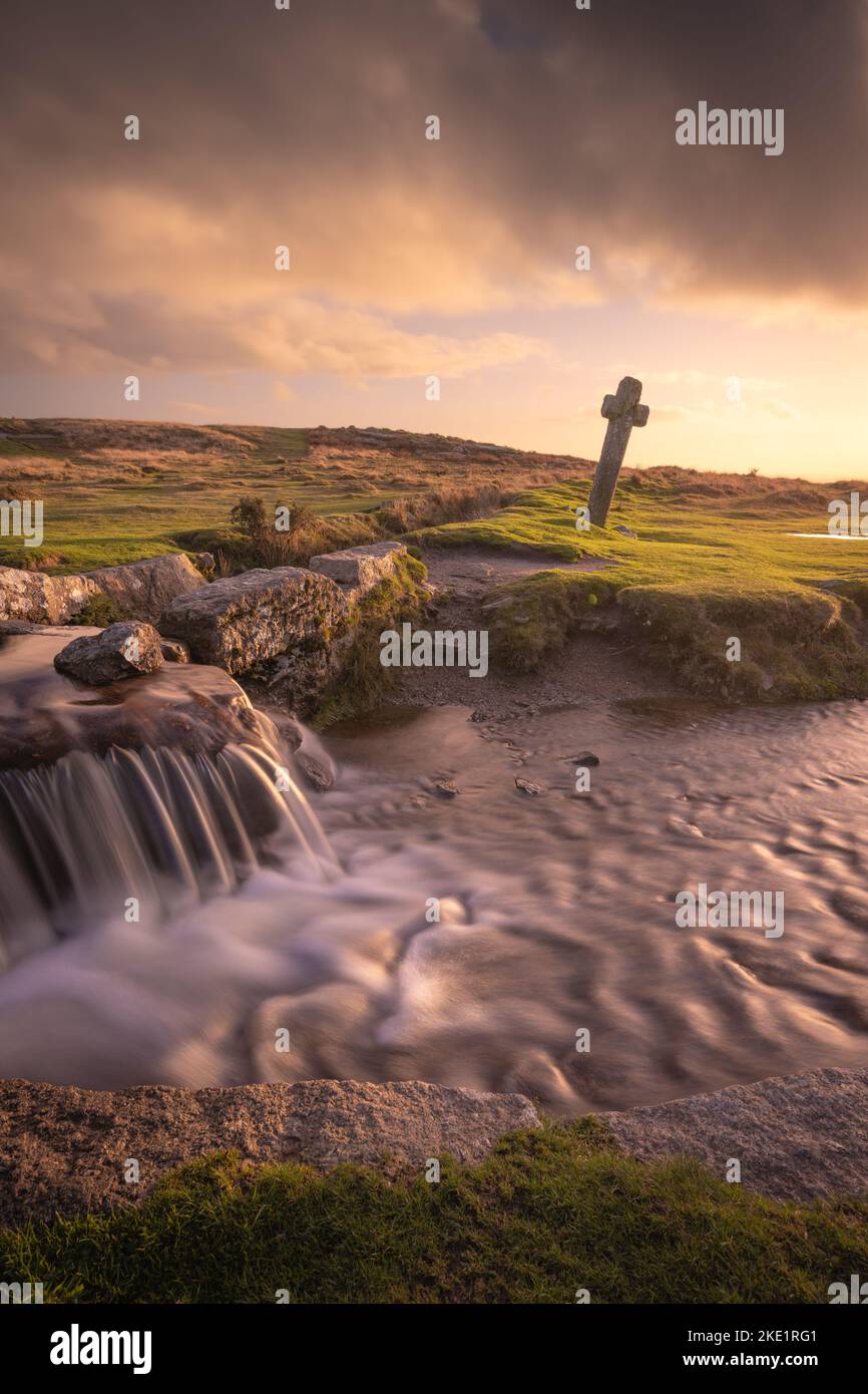 Windy Post; Dartmoor National Park, Devon, Großbritannien. 9.. November 2022. UK Wetter: Brüllender, herbstlicher Himmel bei Sonnenuntergang am Ende eines Tages voller Sonnenschein und Schauern. Das Wetter wird im Südwesten für den Rest der Woche wechselhaft bleiben. Kredit: Celia McMahon/Alamy Live Nachrichten Stockfoto