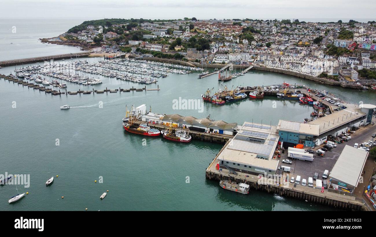 Fischerboote im Hafen von Brixham Fish Market, Brixham, South Devon. Stockfoto