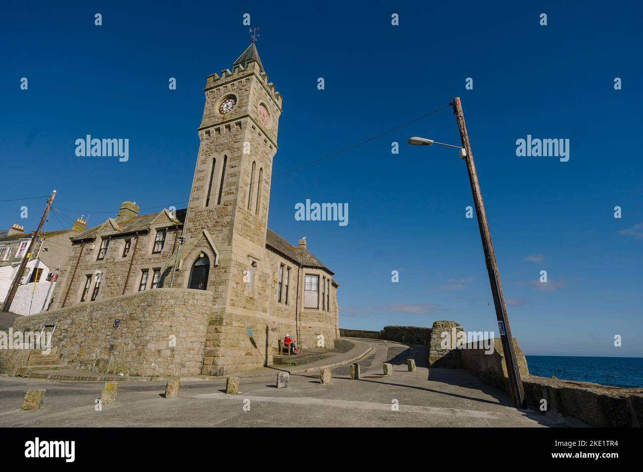 Bild von Jim Wileman - Darstellung von Familien, die in Porthleven, Cornwall, leben. Abgebildet sind Dan und Tryphaena Joel und ihre Kinder Stockfoto