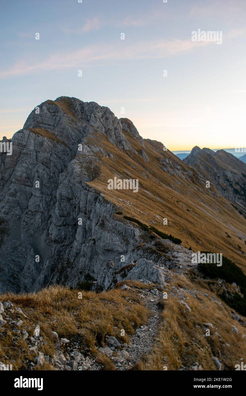 Sonnenaufgang in den Bergen im Herbst mit goldenem Gras lässt Sie sprachlos. Stockfoto