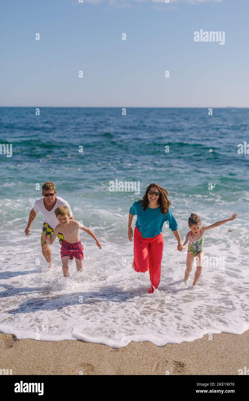 Feature über Familien, die in Porthleven, Cornwall, leben. Abgebildet sind Dan und Tryphaena Joel und ihre Kinder Stockfoto