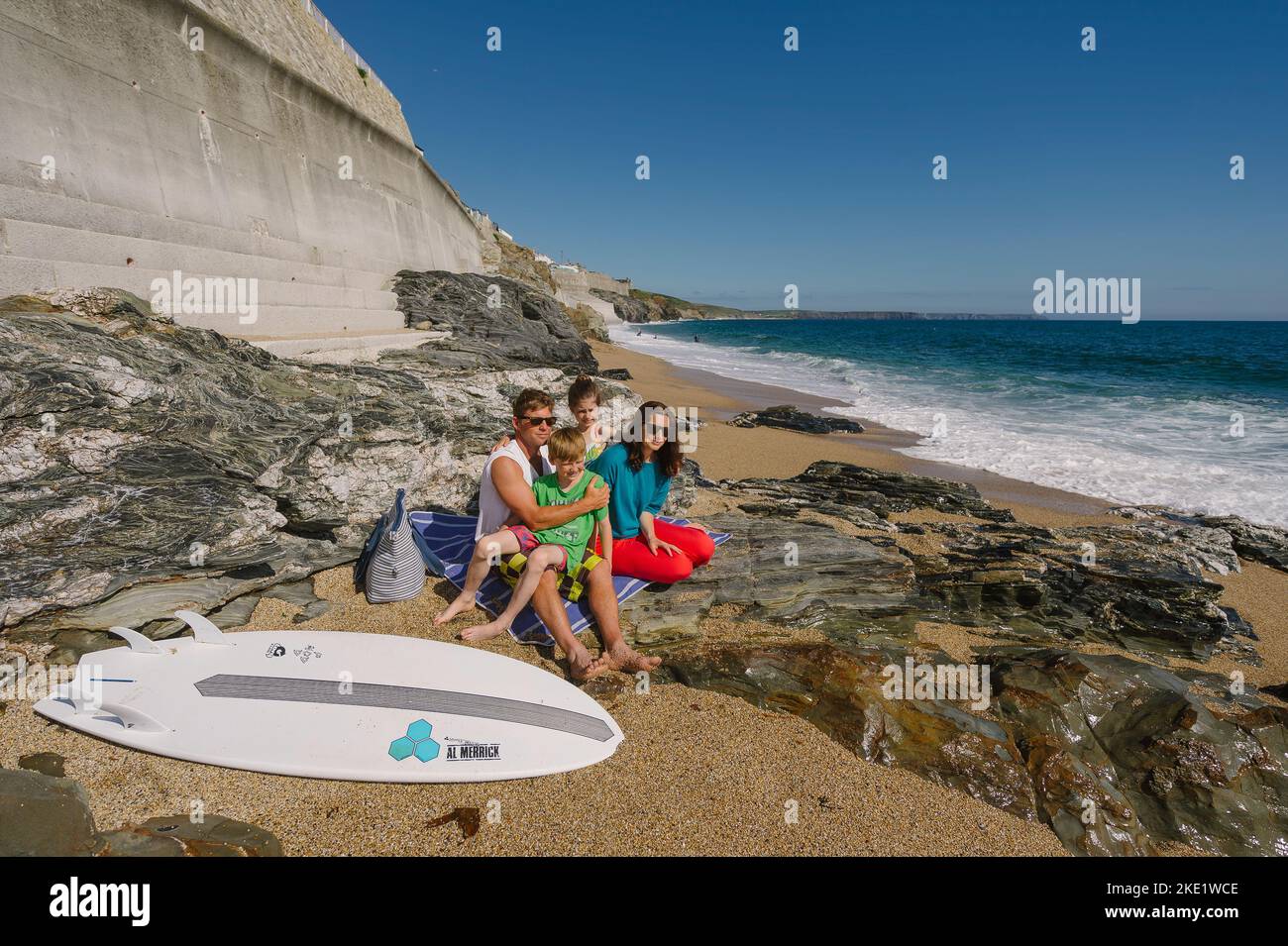 Feature über Familien, die in Porthleven, Cornwall, leben. Abgebildet sind Dan und Tryphaena Joel und ihre Kinder Stockfoto