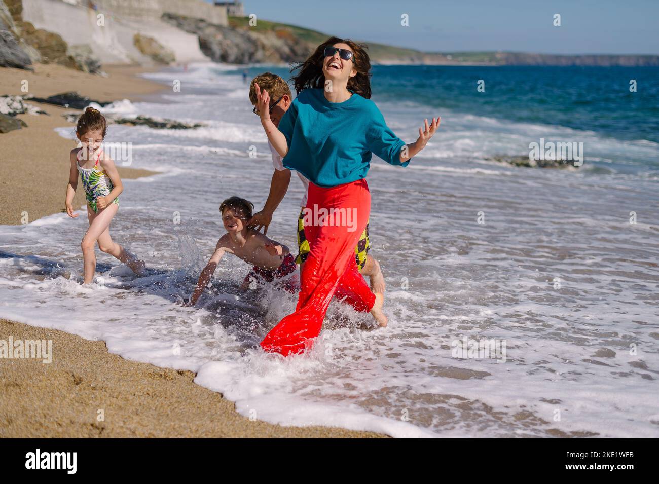 Feature über Familien, die in Porthleven, Cornwall, leben. Abgebildet sind Dan und Tryphaena Joel und ihre Kinder Stockfoto