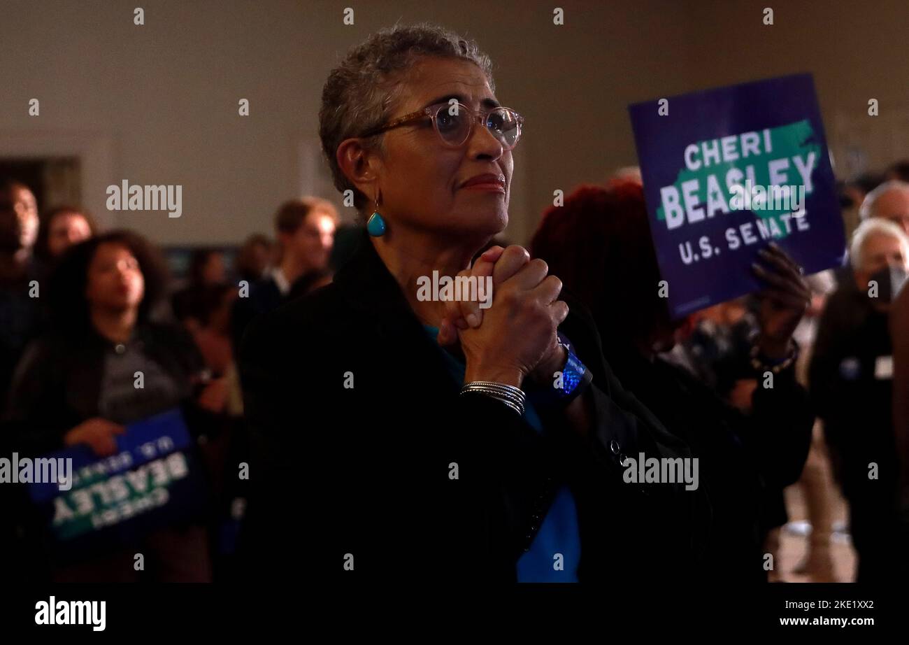 Raleigh, North Carolina, USA. 8.. November 2022. DIANE ROBERTSON sieht sich die Wahlergebnisse an, als sie am Wahlabend im Sheraton Raleigh Hotel für die Kandidatin des Senats von North Carolina Beasley kandidierte. (Bild: © Bob Karp/ZUMA Press Wire) Stockfoto