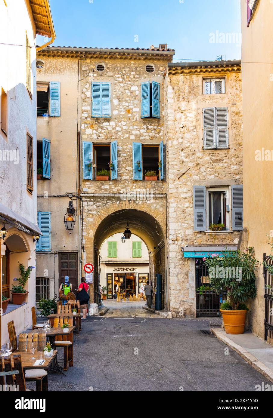 Vence, Frankreich - 6. August 2022: Rue Alsace Lorraine Street und Porte du Pontis Tor als Teil der mittelalterlichen Stadtmauer in der Altstadt Stockfoto