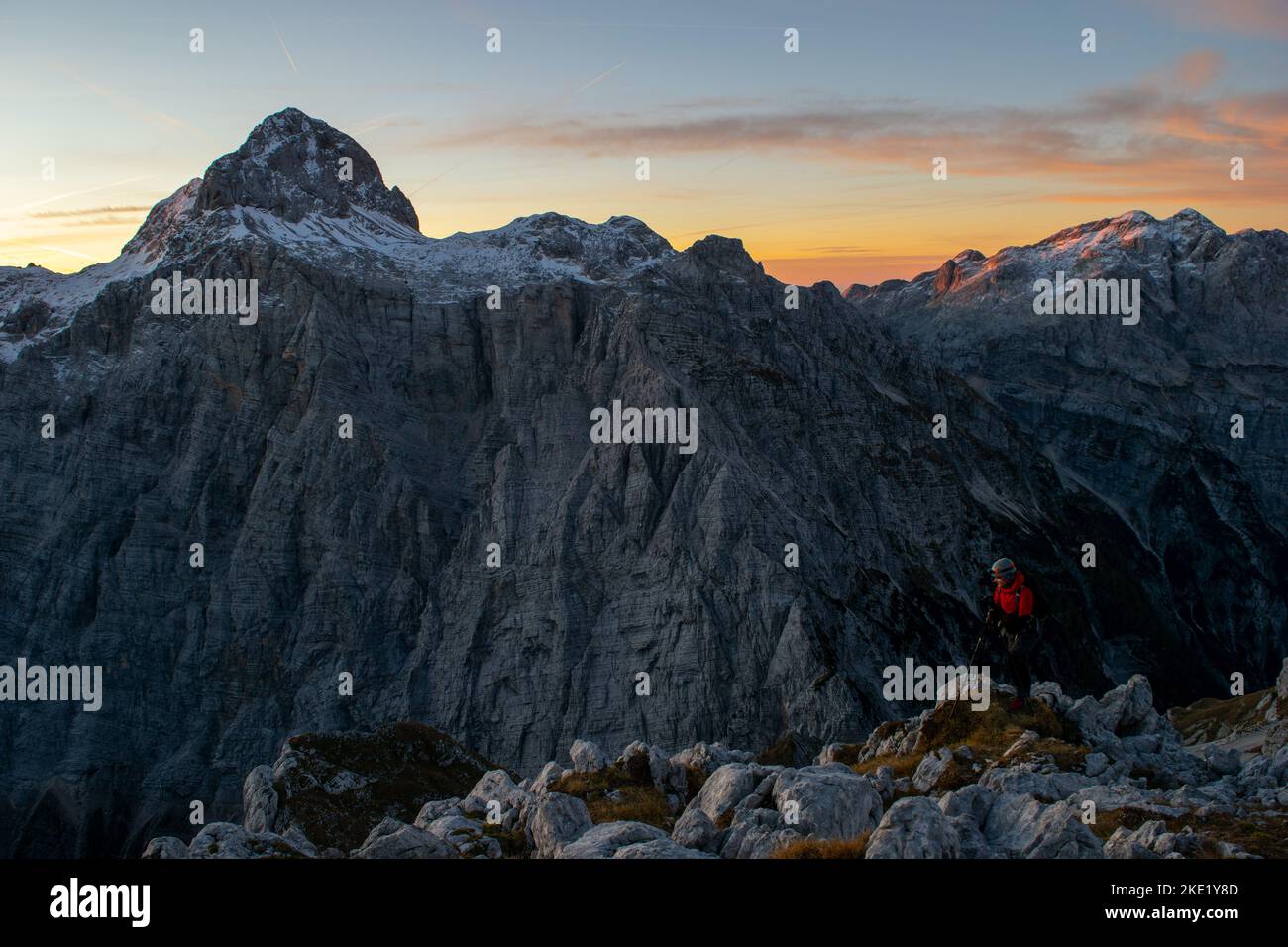 Genießen Sie den Blick auf Triglav bei Sonnenaufgang, schöne Farben, lässt diese Landschaft Sie sprechen. Stockfoto