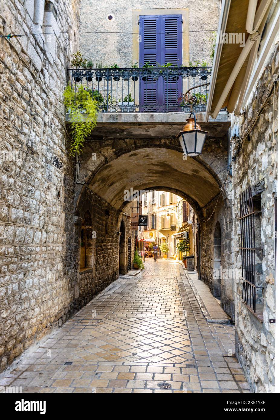 Vence, Frankreich - 6. August 2022: Enge Gassen mit Bogengang unter bunten historischen Häusern in der Rue de l’Eveche in der Altstadt Stockfoto