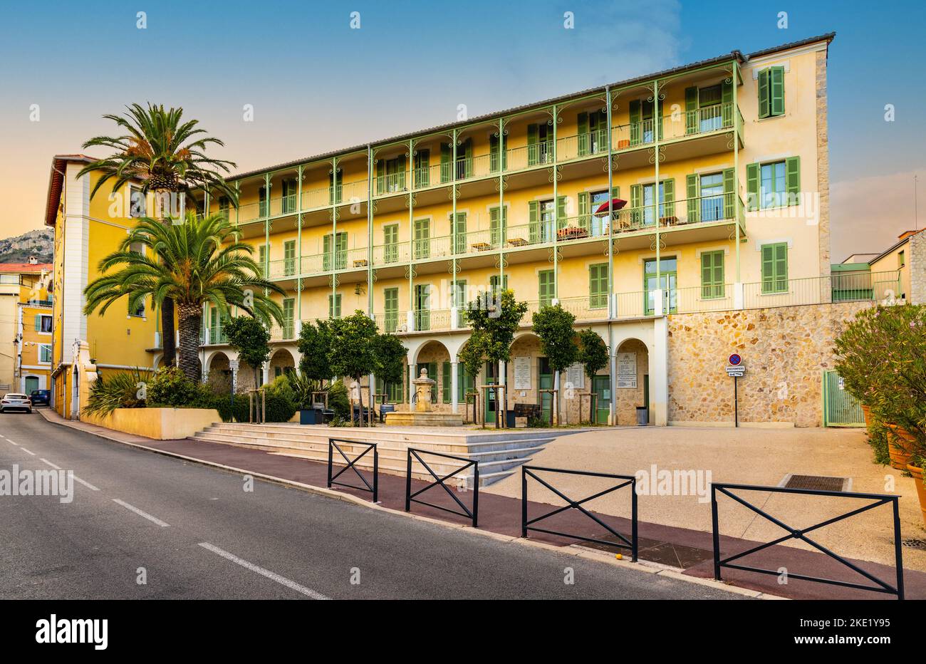 Vence, Frankreich - 6. August 2022: Historisches Hospiz- und Gesundheitszentrum an der Avenue Colonel Meyere in der Altstadt des mittelalterlichen riviera-Resorts Stockfoto