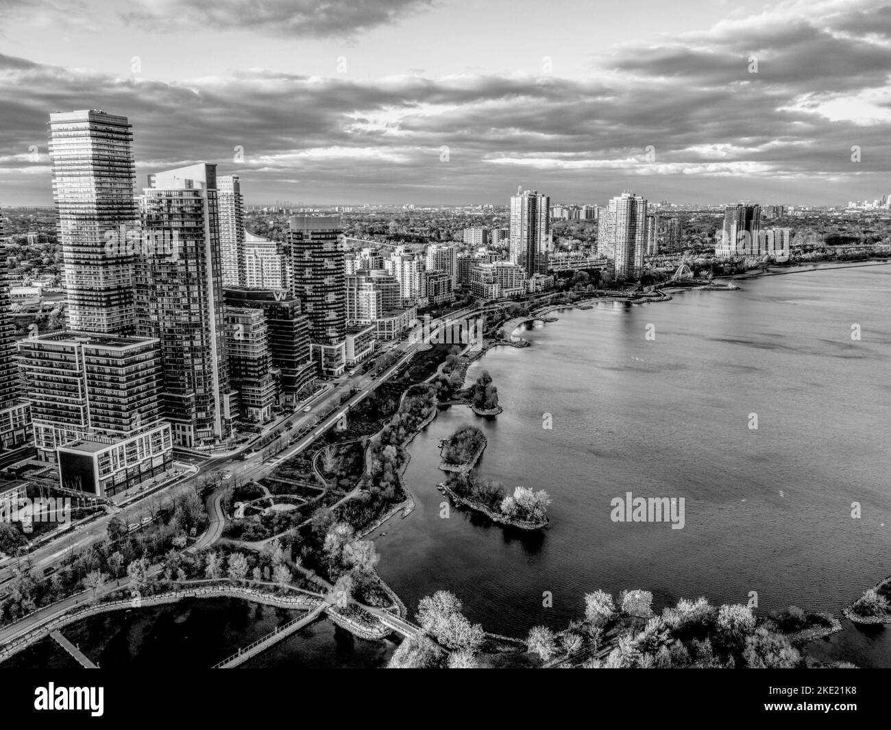 Eine Luftgrauenlandschaft von Toronto im Seeufer von Promenade und Lake Ontario Stockfoto