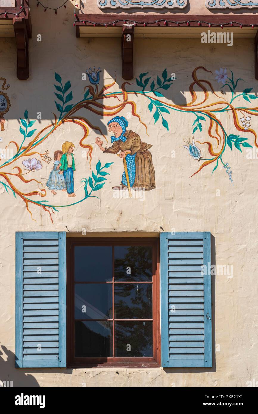 Eine Märchenszene, die über einem Fenster mit blauen Fensterläden an einem Gebäude im bayrischen Dorf Leavenworth, Washington, USA, gemalt wurde. Stockfoto