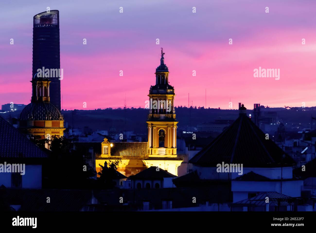 Skyline von Sevilla bei Nacht mit violettem Sonnenuntergang Stockfoto