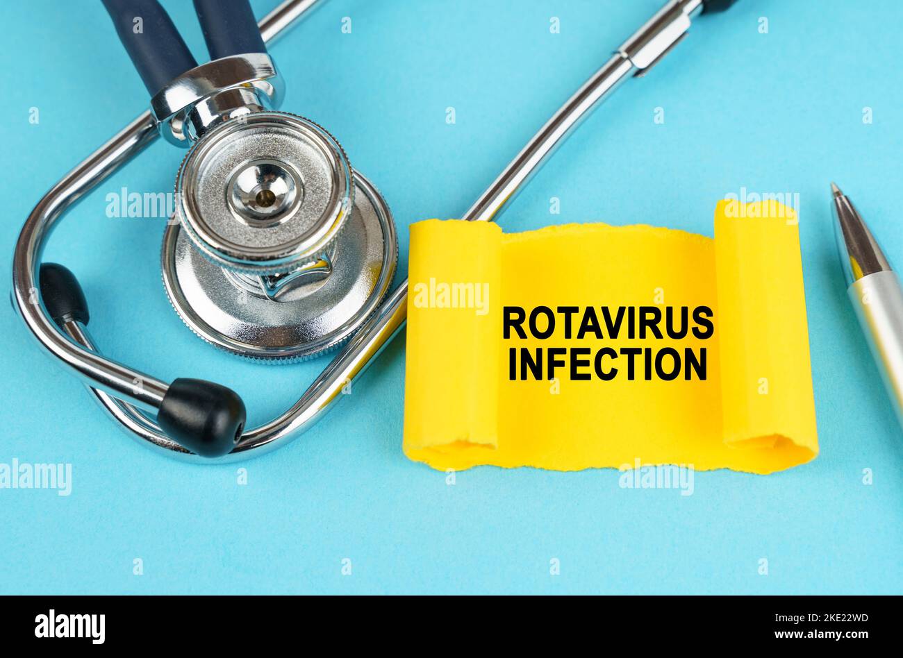 Medizinisches Konzept. Auf der blauen Oberfläche befinden sich ein Stethoskop, ein Stift und ein gelber Aufkleber mit der Aufschrift - Rotavirus-Infektion Stockfoto