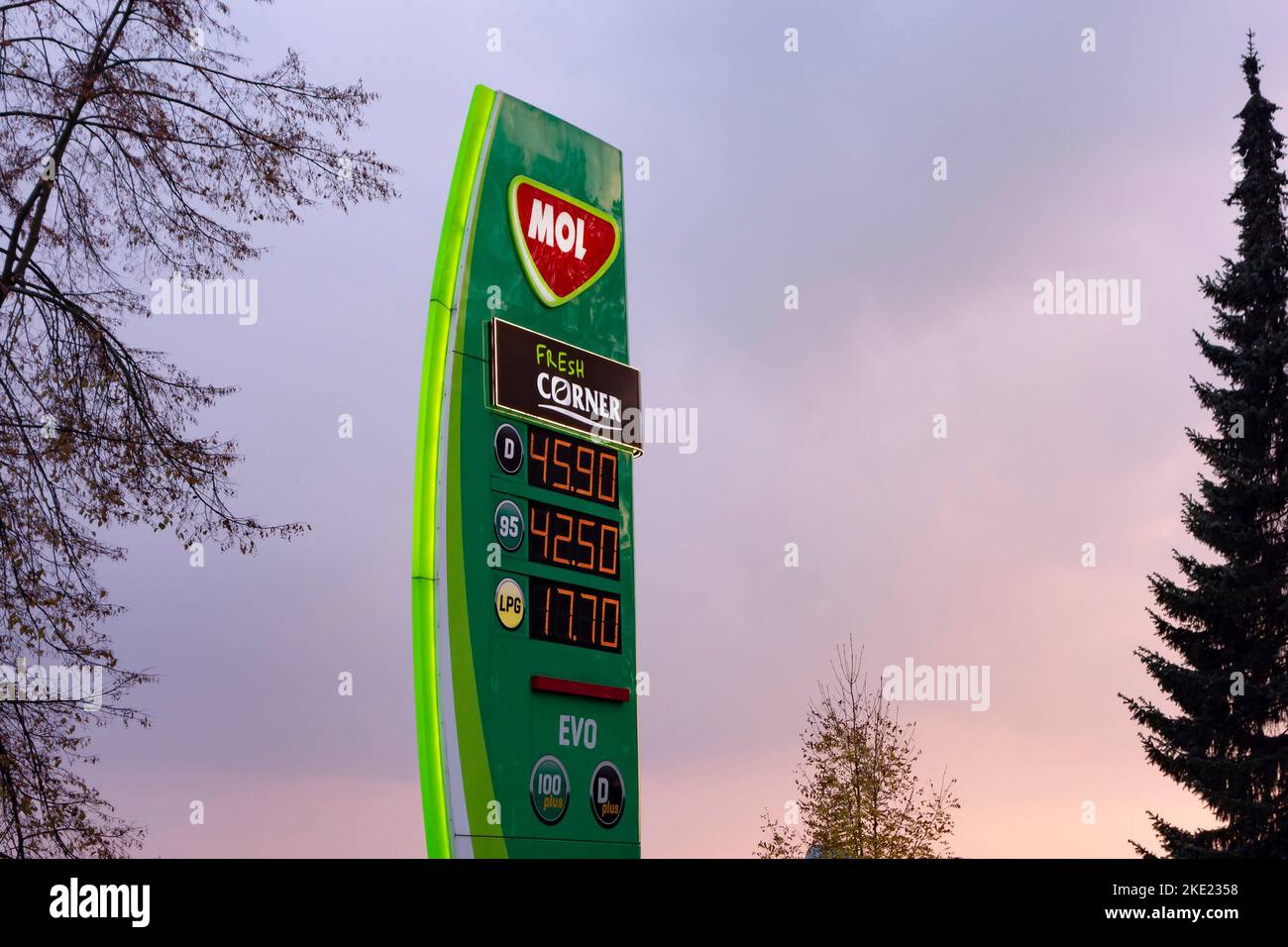 HAVIROV, TSCHECHISCHE REPUBLIK - 13. OKTOBER 2022: Banner DER MOL-Tankstelle mit den Kraftstoffpreisen bei Sonnenuntergang Stockfoto